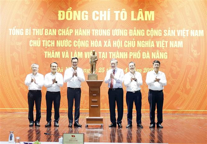 Tổng Bí thư, Chủ tịch nước Tô Lâm trao tặng Ban Thường vụ Thành ủy Đà Nẵng bức tượng Chủ tịch Hồ Chí Minh. Ảnh: Thống Nhất/TTXVN