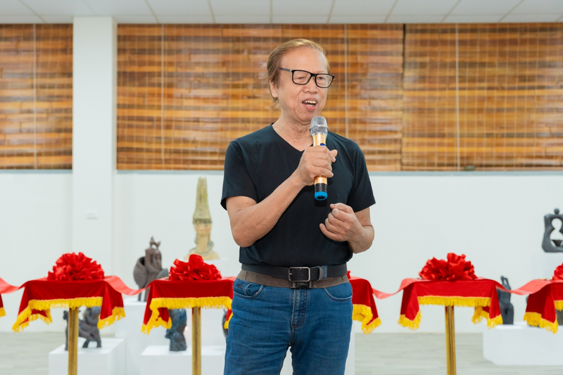 Nghệ sĩ, nhà điêu khắc Nguyễn Kim Xuân, Chủ nhiệm Câu lạc bộ Gốm nghệ thuật bày tỏ: "Dân tộc mình có lúc nhỏ bé, nhưng khi cần sẽ biến thành người khổng lồ nhờ sức mạnh đoàn kết".