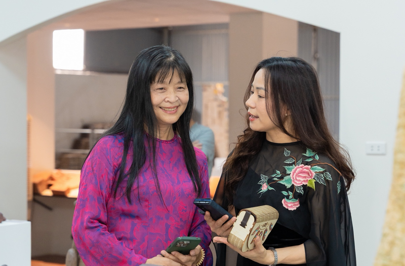 “Trong ngôn ngữ điêu khắc của riêng mình, tôi muốn tác phẩm phảng phất nét đặc trưng của nhiều dân tộc nhưng cuối cùng phải đúc kết ra được bản sắc chung nhất của con người Việt Nam”, họa sĩ Hoàng Thanh Như chia sẻ.