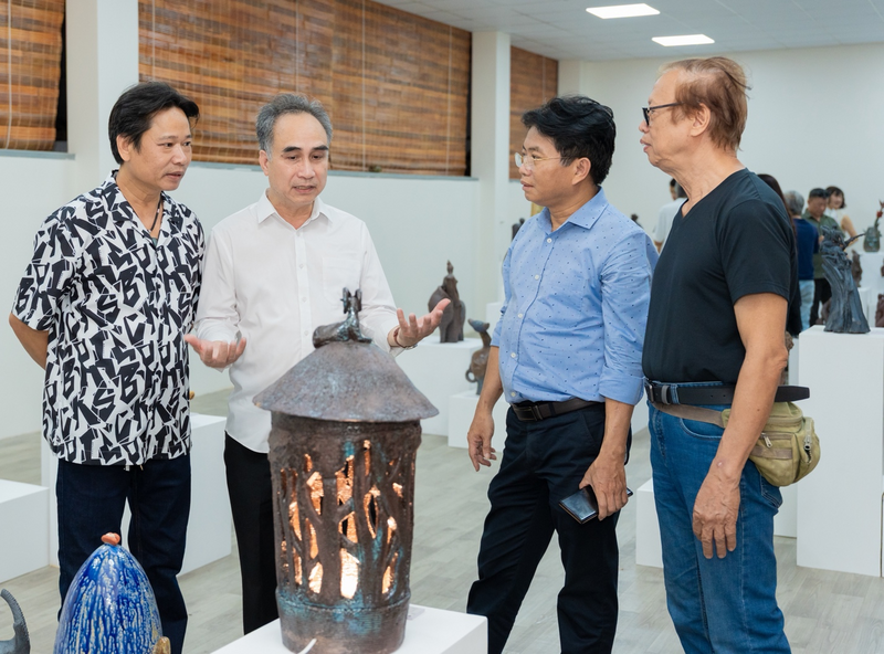 Ông Vũ Ngọc Long – Giám đốc Nhà triển lãm Art House (16 Ngô Quyền, Hoàn Kiếm, Hà Nội) chia sẻ tại triển lãm.