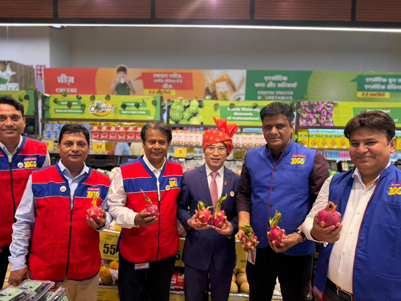 Quảng bá thanh long Việt Nam tại sự kiện kỷ niệm cột mốc 1.000 cửa hàng của hệ thống SMART Bazaar tại Ấn Độ.