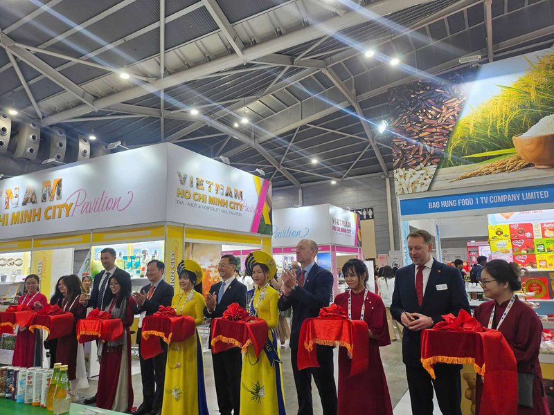 Cắt băng khai mạc gian hàng Việt Nam tại hội chợ triển lãm FHA 2026 Singapore.