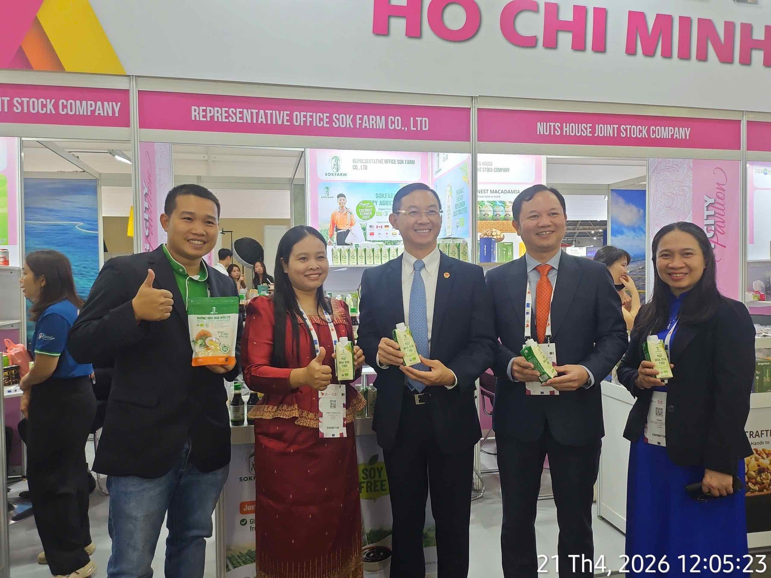 Đại sứ Trần Phước Anh và Tham tán Cao Xuân Thắng thực hiện hoạt động xúc tiến thương mại hàng Việt Nam tại gian hàng Việt Nam FHA 2026 Singapore.