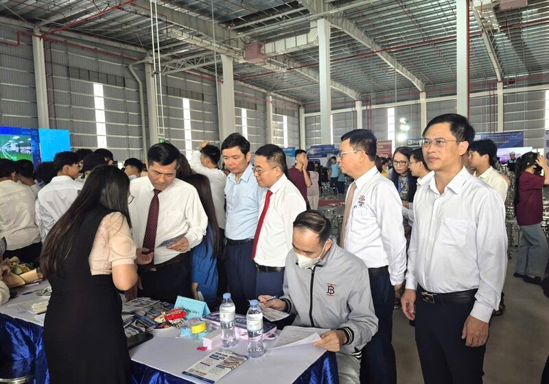 Lãnh đạo tỉnh Nghệ An và lãnh đạo các sở, ngành tham quan các gian tuyển dụng, thăm hỏi doanh nghiệp, người lao động.