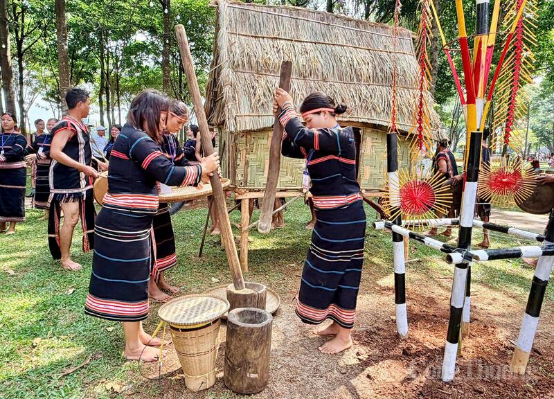 Không gian văn hoá được tái hiện ngay tại không gian mở, giúp người xem không chỉ “xem” mà còn “chạm” vào văn hóa.