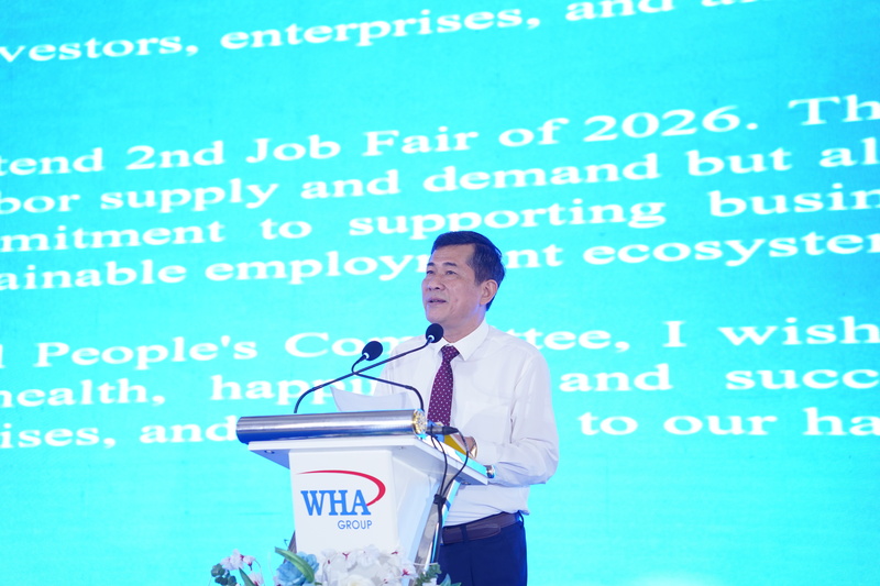 Phó Chủ tịch UBND tỉnh Nghệ An Thái Văn Thành phát biểu tại chương trình. Lãnh đạo tỉnh Nghệ An nhấn mạnh, tỉnh không chỉ thu hút đầu tư, hỗ trợ doanh nghiệp tuyển dụng lao động mà còn chú trọng đảm bảo điều kiện sống cho người lao động. Các dự án nhà ở xã hội, nhà ở công nhân đang được đẩy nhanh tiến độ, cùng với hệ thống hạ tầng y tế, giáo dục, văn hóa từng bước được hoàn thiện. Qua đó, người lao động có thể yên tâm làm việc ngay tại quê hương