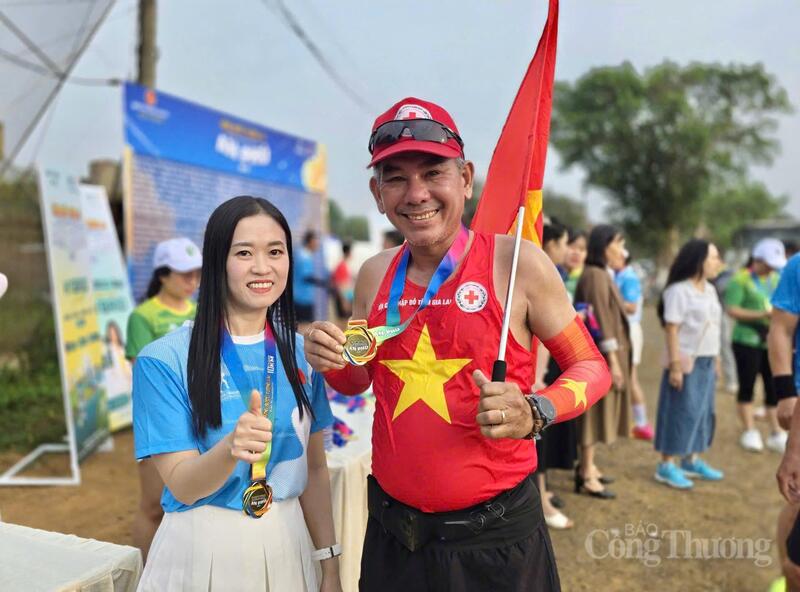 Các vận động viên thi đấu với tinh thần hào hứng, bền bỉ, thể hiện ý chí rèn luyện sức khỏe và lan tỏa lối sống tích cực.