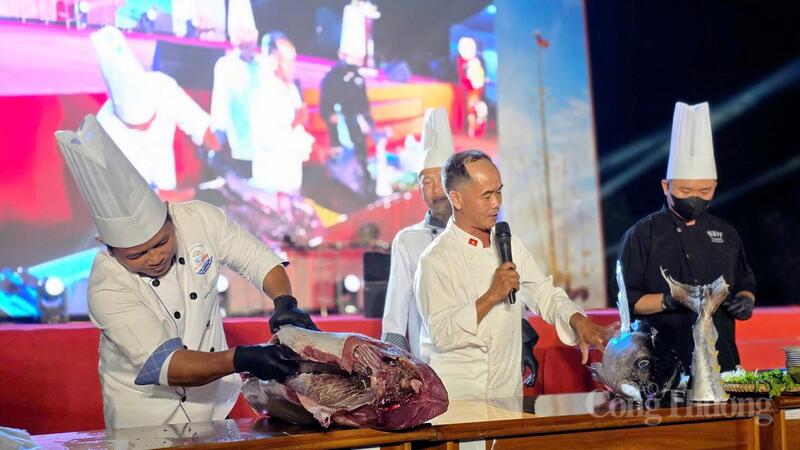 Các đầu bếp chế biến cá ngừ đại dương. Ảnh: Bá Bính