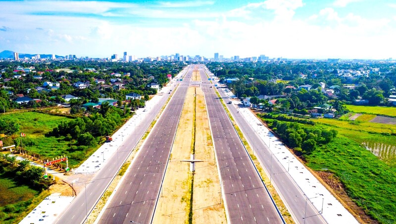Trong tháng 4, UBND tỉnh Nghệ An đã ban hành Quyết định về việc phê duyệt điều chỉnh cục bộ Quy hoạch phân khu đại lộ Vinh - Cửa Lò và khu vực hai bên Đại lộ Vinh - Cửa Lò nhằm mở rộng không gian phát triển về phía biển, đảm bảo các phân khu quy hoạch hiện đại, đồng bộ hơn. Ảnh: Quang An