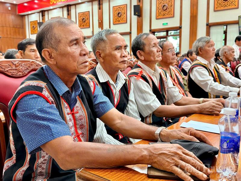 Các già làng, trưởng bản, người có uy tín trong vùng đồng bào dân tộc thiểu số tại buổi tọa đàm.