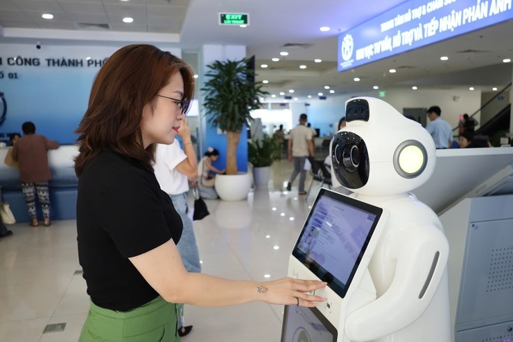 Người dân sử dụng robot AI hỗ trợ, tư vấn các thủ tục hành chính tại Chi nhánh số 01 Trung tâm Phục vụ hành chính công thành phố Hà Nội. Ảnh: Lê Hải