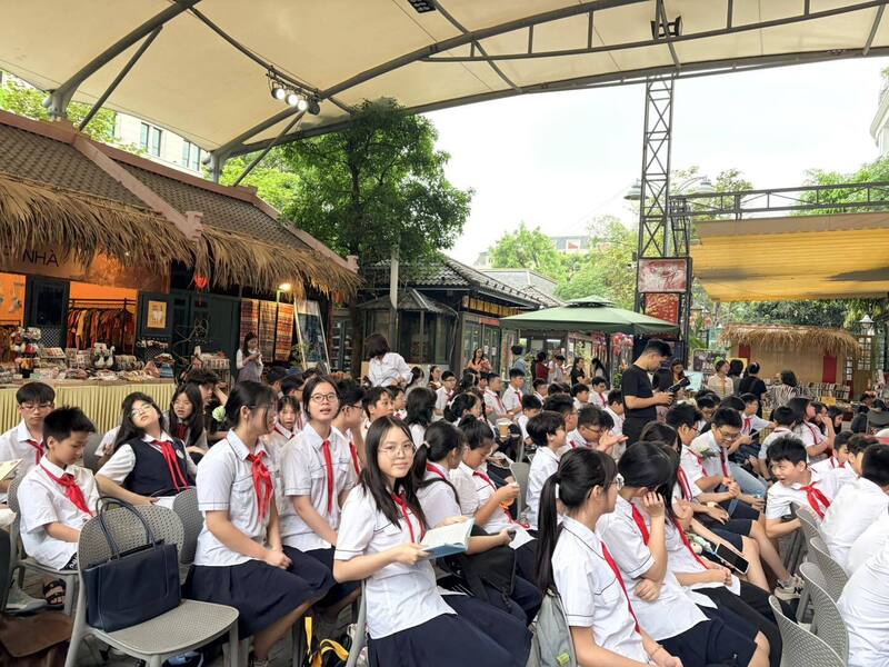 Học sinh Trường THCS Trưng Vương và THCS Ngô Sỹ Liên giao lưu tại Phố Sách Hà Nội.