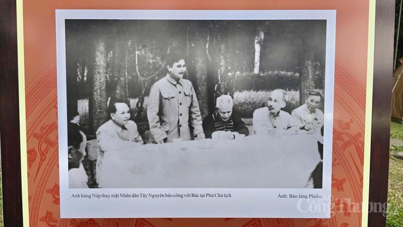 Bức ảnh "Anh hùng Núp thay mặt nhân dân Tây Nguyên báo công với Bác tại Phủ Chủ tịch.
