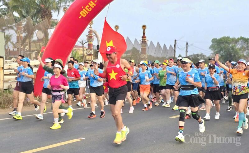 Chương trình chạy bộ “Vững bước tương lai - An Phú 2026” với thông điệp “Mỗi bước chạy - một tấm lòng tri ân”. Ảnh: Bá Bính