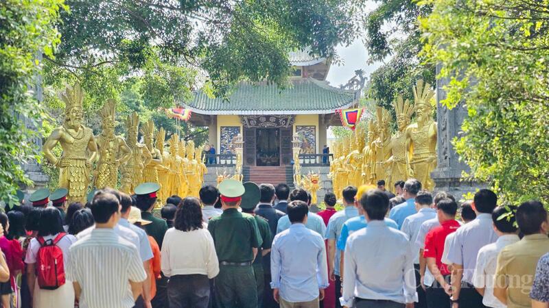 Tại Đền Hùng trong khuôn viên Công viên văn hóa Đồng Xanh, lễ dâng hoa, dâng hương tưởng niệm các Vua Hùng diễn ra trong không khí trang nghiêm, thành kính. Ảnh: Bá Bính