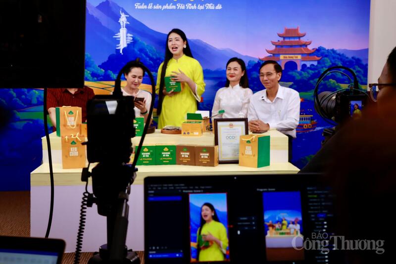 Các doanh nghiệp, HTX không còn đứng yên đợi khách mà đã chủ động đưa sản phẩm lên không gian mạng, tiếp cận hàng triệu người dùng trên khắp cả nước