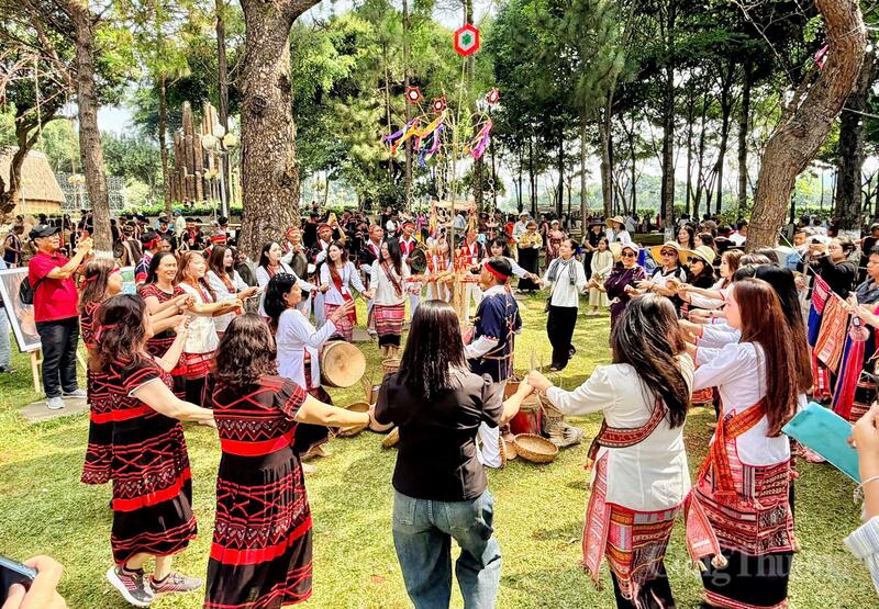 Sáng 25/4, tại Quảng trường Đại Đoàn Kết (phường Pleiku, tỉnh Gia Lai), Ngày hội Văn hóa các dân tộc tỉnh Gia Lai lần thứ I năm 2026 mở ra không gian văn hóa rực rỡ, hội tụ âm thanh, sắc màu và hồn cốt đại ngàn.