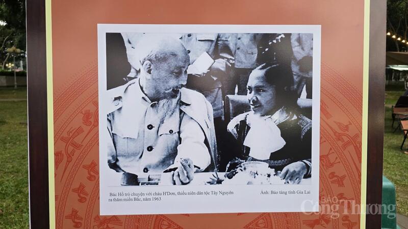 Phần “Tình cảm sắt son” tái hiện những hình ảnh, tư liệu về sự quan tâm sâu sắc của Người đối với đồng bào các dân tộc Tây Nguyên nói chung, Gia Lai nói riêng.