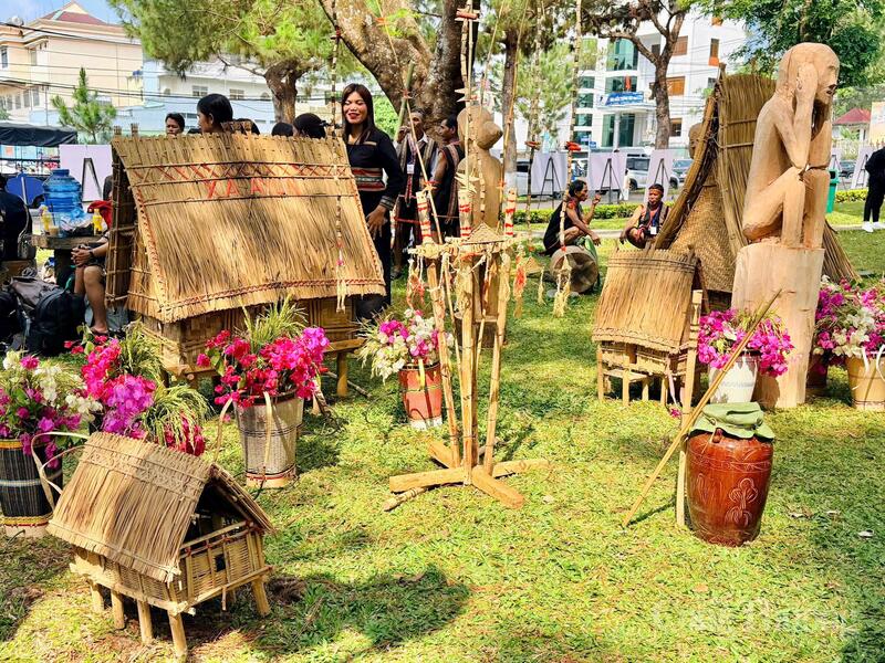 Không gian văn hoá được tái hiện một cách thu nhỏ tại Quảng trường Đại Đoàn Kết.