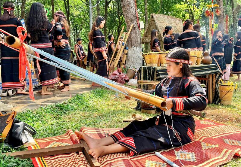 Từ những bàn tay khéo léo của nghệ nhân, các nghề truyền thống như tạc tượng, đan lát, dệt thổ cẩm… được tái hiện ngay tại không gian mở.