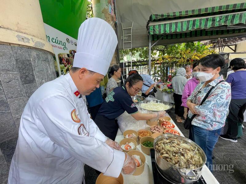 Đầu bếp Chef Huỳnh Hoàng Sin chế biến món bún kèn Phú Quốc phục vụ người dân TP. Hồ Chí Minh và du khách tại phiên chợ. Ảnh: Minh Khuê.