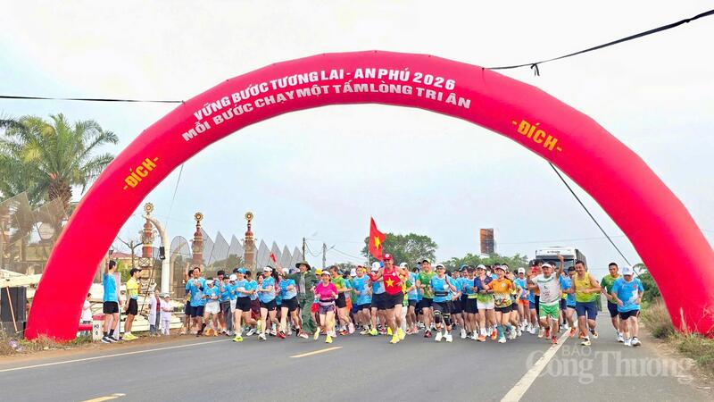 Nhân dịp này, UBND phường An Phú (tỉnh Gia Lai) cũng tổ chức chương trình chạy bộ “Vững bước tương lai - An Phú 2026” với thông điệp “Mỗi bước chạy - một tấm lòng tri ân”.