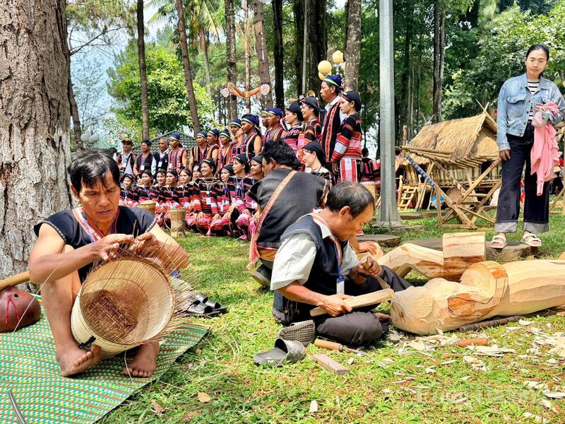Nghệ nhân đan lát, tạc tượng tại Ngày hội văn hoá các dân tộc tỉnh Gia Lai.
