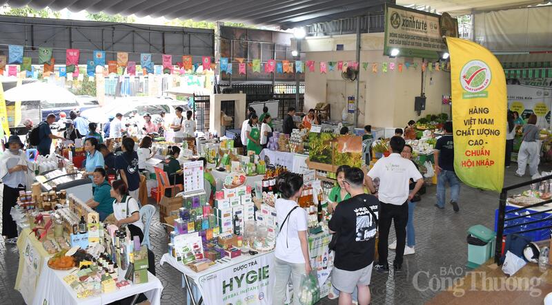 Người tiêu dùng TP. Hồ Chí Minh có cơ hội mua sắm các mặt hàng nông đặc sản vùng miền tại phiên chợ. Ảnh: Minh Khuê.