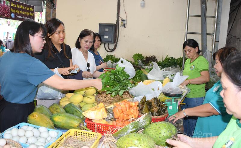 Người tiêu dùng lựa chọn các nông đặc sản tại Phiên chợ Xanh - Tử tế. Ảnh: Minh Khuê.