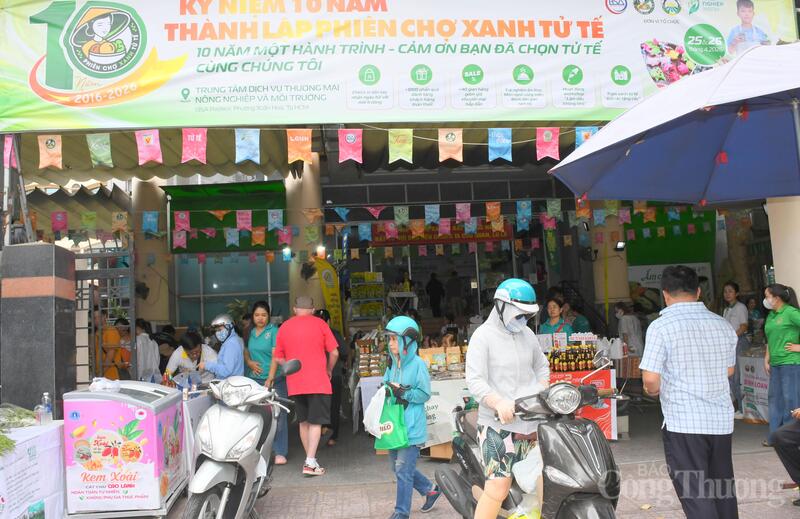 Phiên chợ mở cửa từ 7 giờ đến 15 giờ (thứ Bảy) và từ 7 giờ đến 12 giờ (ngày Chủ nhật), phục vụ nhu cầu mua sắm của người dân thành phố. Ảnh: Minh Khuê.