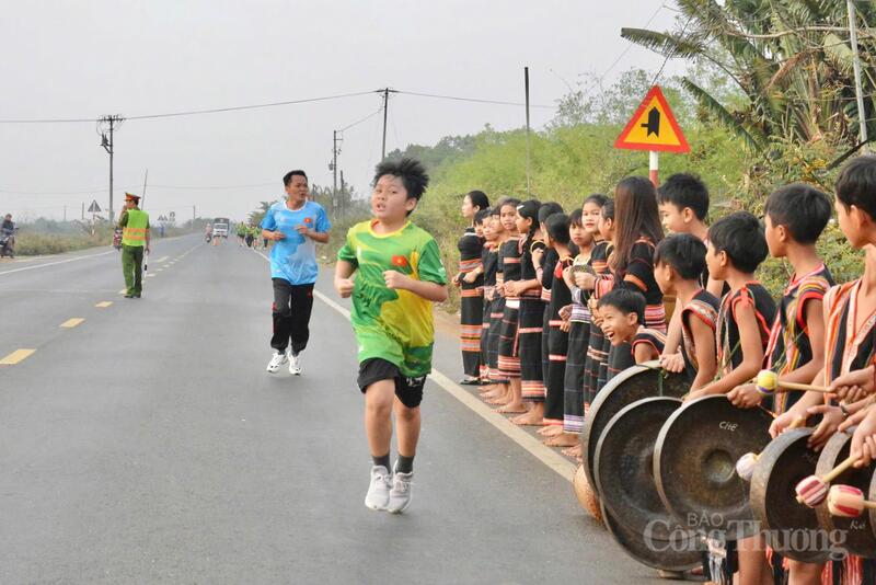 Cung đường rộng, thoáng, đan xen cảnh quan thiên nhiên trong lành đã mang lại trải nghiệm hứng khởi cho người tham gia.