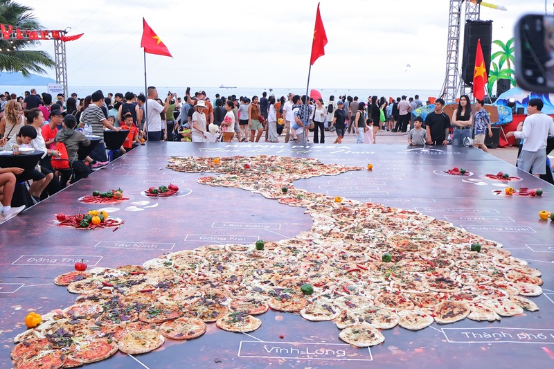Nghệ thuật sắp đặt pizza thành hình bản đồ Việt Nam đặc biệt thu hút sự tò mò của du khách. Ảnh: Diễm Phúc