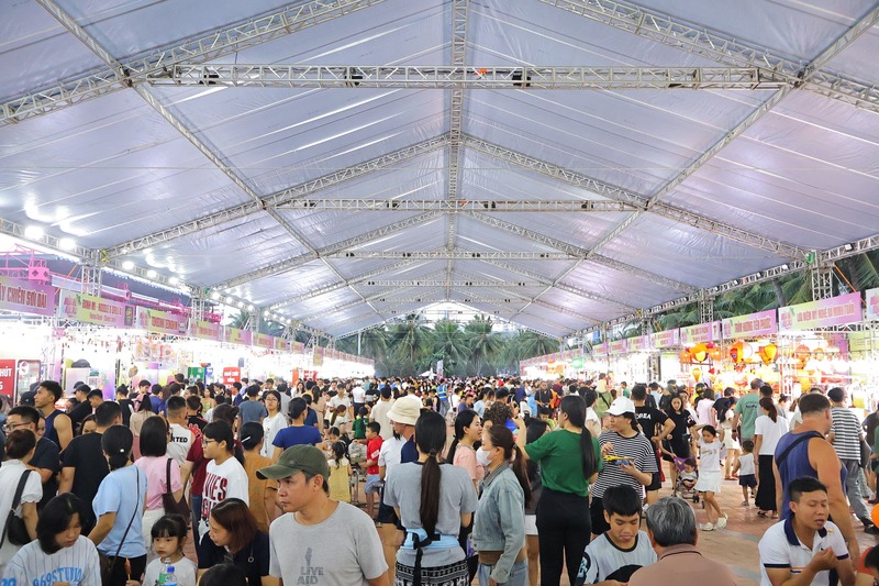 Khu vực ẩm thực thu hút đông người dân, du khách. Ảnh: Diễm Phúc