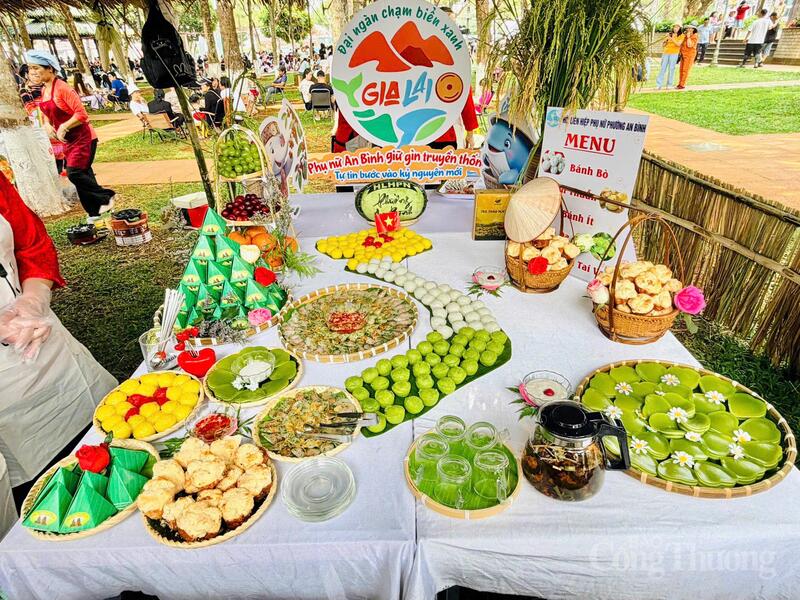 Mâm bánh trang trí đẹp mắt của Hội phụ nữ phường An Bình.