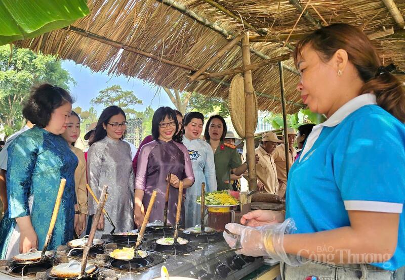 Phó Chủ tịch UBND tỉnh Gia Lai Nguyễn Thị Thanh Lịch (thứ 4 từ trái qua - áo dài tím) theo dõi các đội thi.