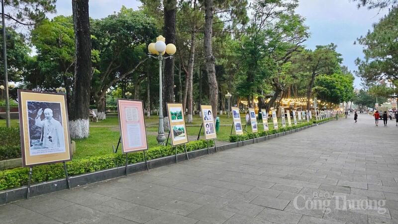 Trong khuôn khổ Ngày hội Văn hóa các dân tộc tỉnh Gia Lai lần thứ I năm 2026, Sở Văn hóa - Thể thao và Du lịch tổ chức triển lãm ảnh với chủ đề “Bác Hồ với các dân tộc tỉnh Gia Lai” tại khuôn viên Quảng trường Đại Đoàn Kết (phường Pleiku).