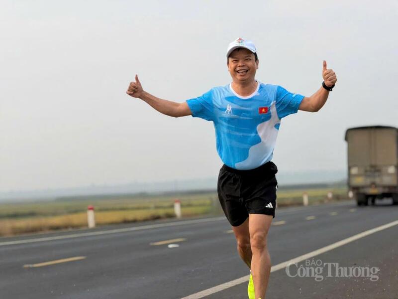 Phó Chủ tịch UBND tỉnh Gia Lai Nguyễn Hữu Quế trên đường chạy.