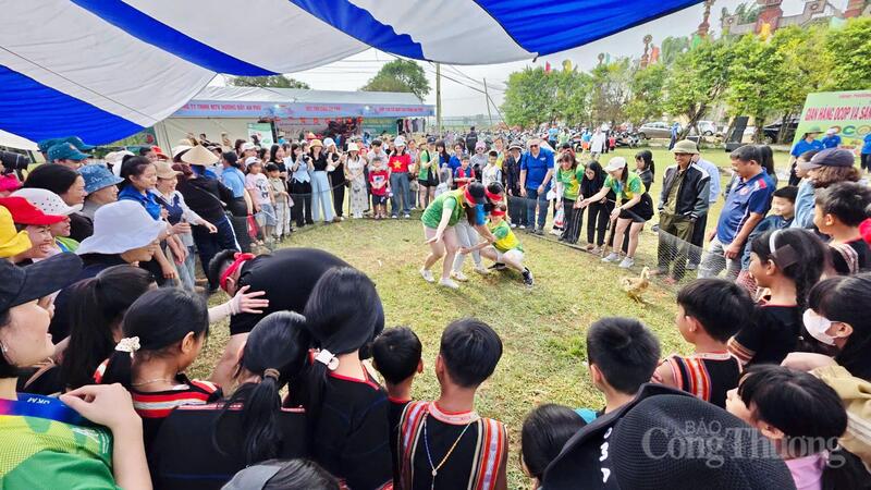 Không khí càng thêm rộn ràng với các trò chơi dân gian mang đậm bản sắc truyền thống như nhảy bao bố, bịt mắt bắt vịt, đi xe đạp chậm, nhảy sạp, đi cà kheo…