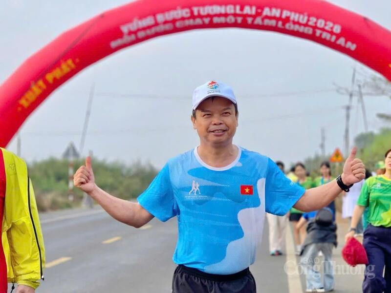 Phó Chủ tịch UBND tỉnh Gia Lai Nguyễn Hữu Quế tham gia giải chạy. Ảnh: Bá Bính