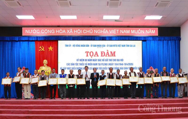 Tặng bằng khen cho các già làng, trưởng bản có thành tích xuất sắc.