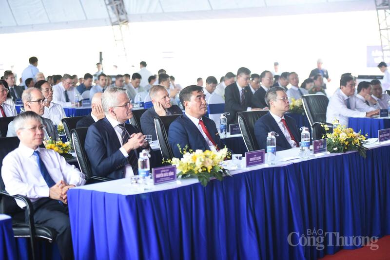 Các đại biểu tham dự lễ khởi công