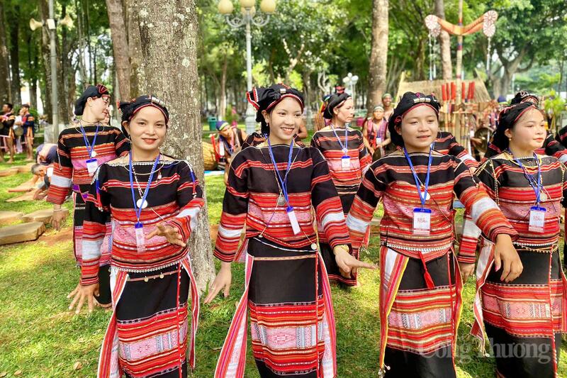 Đoàn Nghệ nhân xã Vĩnh Sơn tham gia ngày hội.