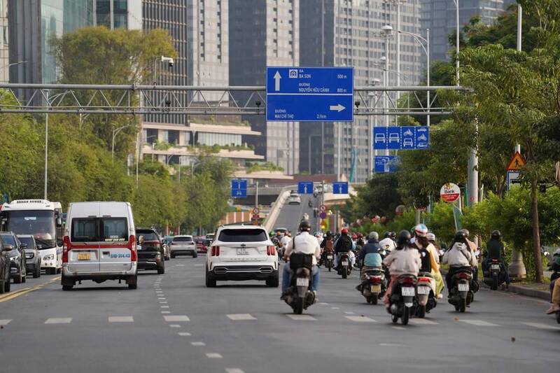 TP. Hồ Chí Minh hôm nay ghi nhận thời tiết nắng nóng kéo dài, nhiệt độ cao nhất chạm 36 độ C. Ảnh: Bích Liên.