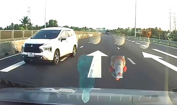 Xe ô tô con đi ngược chiều trên cao tốc Trung Lương - Mỹ Thuận - Cần Thơ bất chấp nguy hiểm. Ảnh: Cục Cảnh sát giao thông