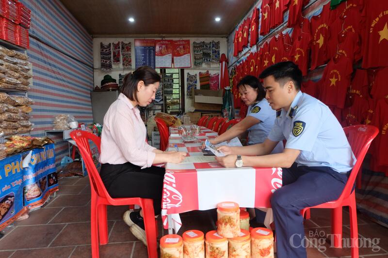 Các hộ kinh doanh ký cam kết thực hiện nghiêm các quy định về kinh doanh, niêm yết giá, an toàn thực phẩm.