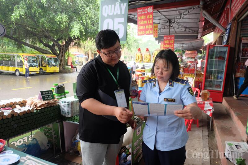 Lực lượng quản lý thị trường phát tờ rơi, tuyên truyền hướng dẫn các hộ kinh doanh chấp hành tốt các quy định về an toàn thực phẩm.