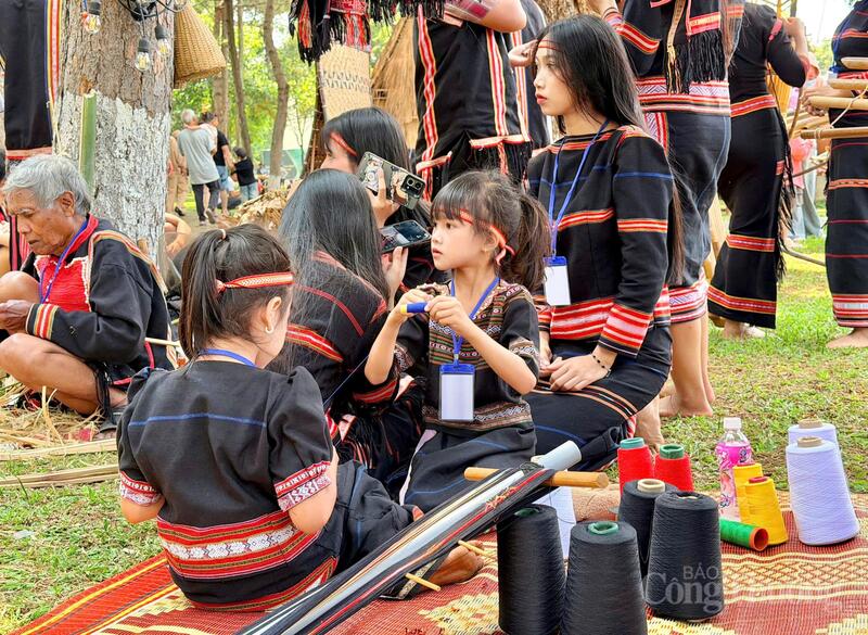 Các em bé đồng bào dân tộc thiểu số dệt thổ cẩm.