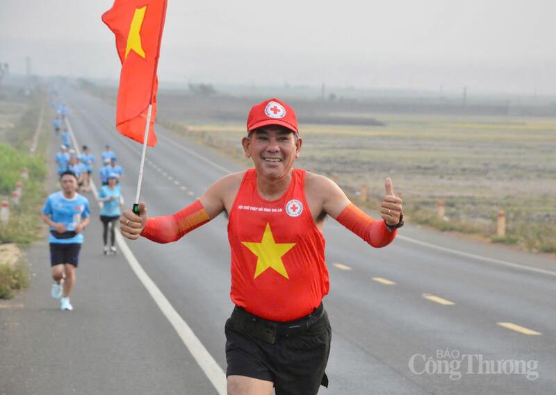 Trang phục ấn tượng của một vận động viên tham gia giải chạy.