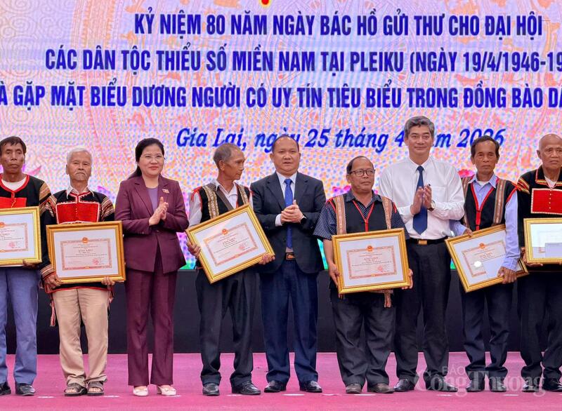 Dịp này, Chủ tịch UBND tỉnh Gia Lai đã Quyết định tặng Bằng khen cho 95 cá nhân có thành tích xuất sắc trong công tác xây dựng khối đại đoàn kết toàn dân tộc.