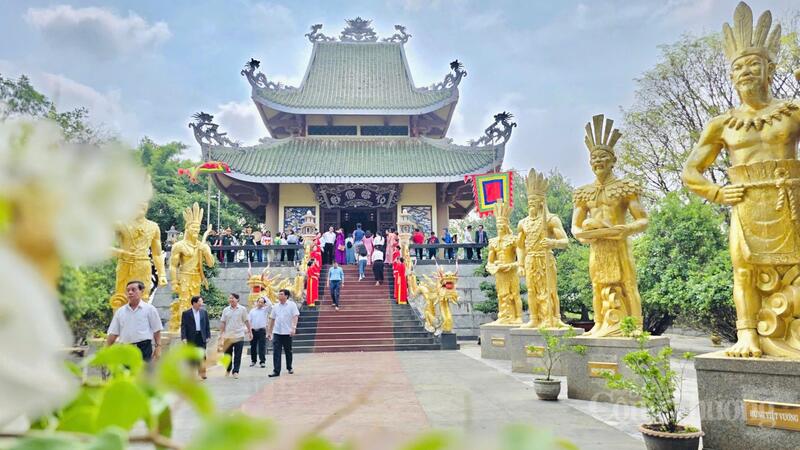 Các nghi lễ và hoạt động văn hóa truyền thống được tổ chức trang trọng tại Đền Hùng trong khuôn viên Công viên văn hóa Đồng Xanh.